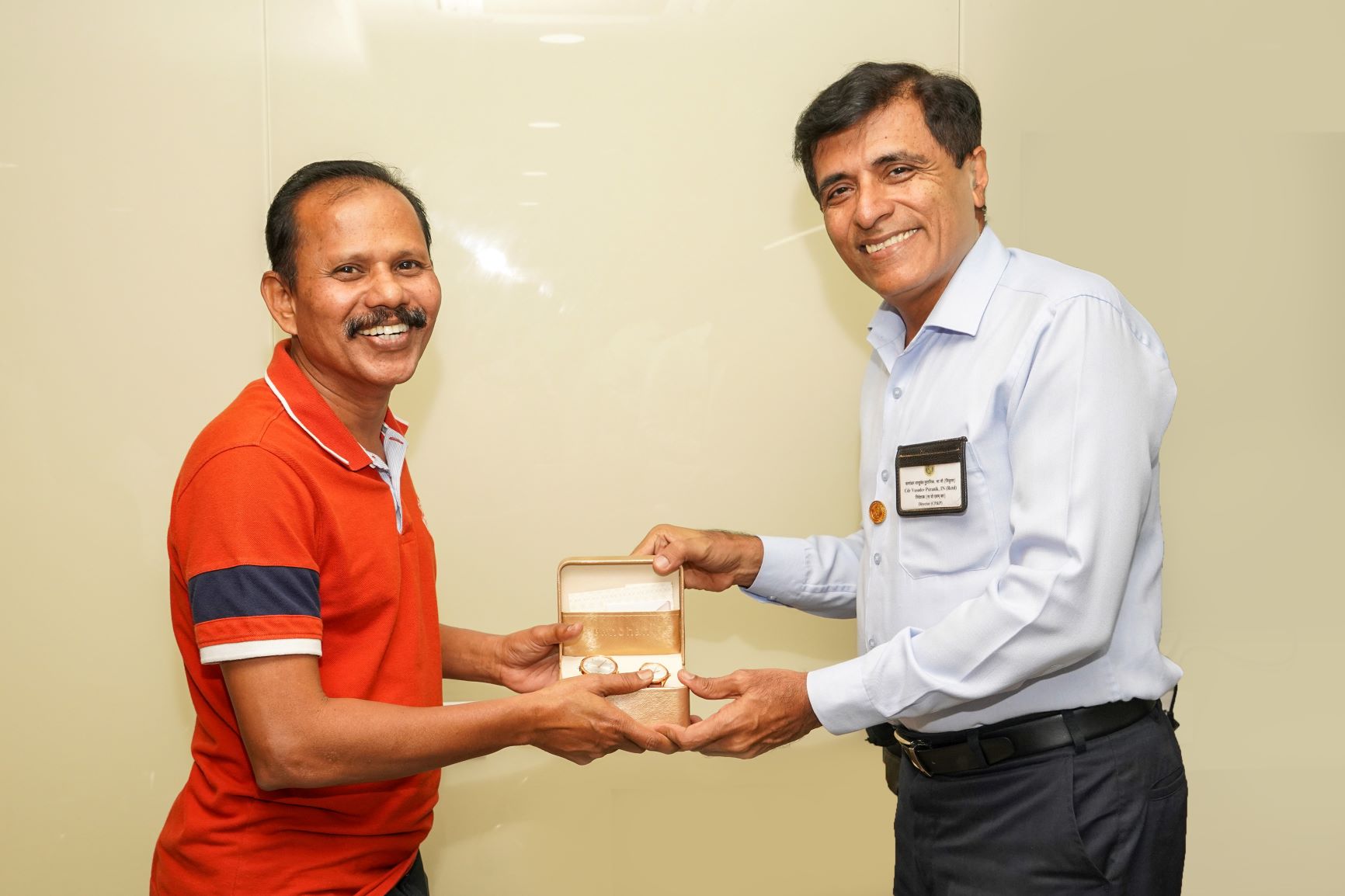 Distribution of Wrist Watches by D(CP&P) to the Employees who have completed 20 Years of service in MDL- 10th Jan 2023123
